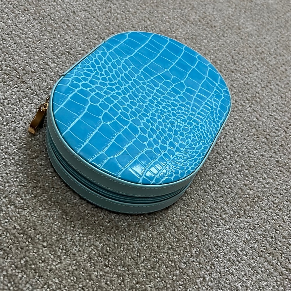 Travel jewelry case